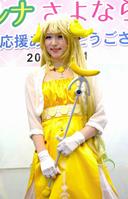 引退ステージに立つバナナ姫ルナの井上純子さん＝３月３１日ＪＲ小倉駅構内