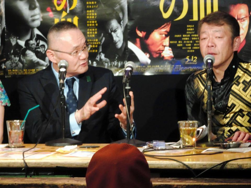 映画「孤狼の血」公開記念イベントでＭＣの玉袋筋太郎（右）と最近の事件について語る小川泰平氏