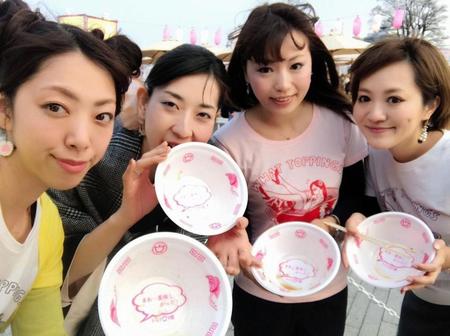 ラーメン女子博で「ＫＫ（完飲完食）」した丼の底を示す森本聡子（左）ら女性参加者