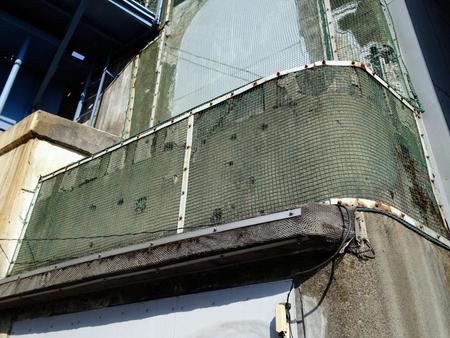 国道駅の外壁に残された米軍による機銃掃射の痕跡