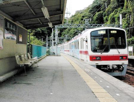 営業休止の半年前、駅に乗降できた当時の菊水山駅（２００４年９月撮影）