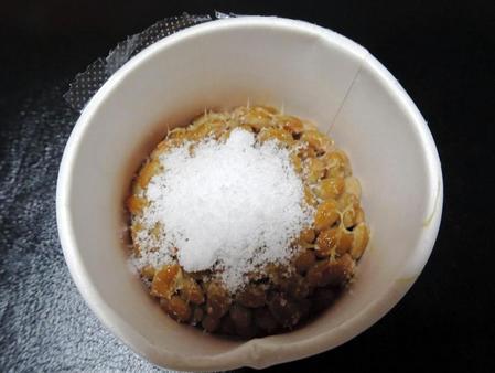 “北国仕様”の砂糖をまぶした納豆。かき混ぜると粘りが強烈になる