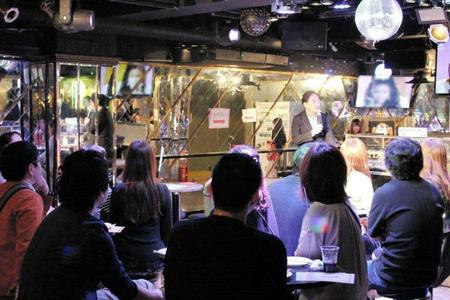 田中康夫氏（右後方）の音楽トークに聞き入る「ディスココン」の参加者＝東京・六本木の「マハラジャ」