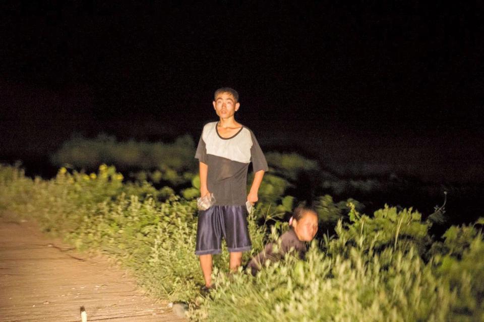 北朝鮮の農村で深夜に畑を監視していた男性。ヘッドライトに驚いて立ちすくむ表情がリアルだ（撮影・初沢亜利）