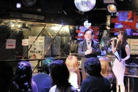 ディスコ「マハラジャ」のイベントでバブル時代を語る田中康夫氏（右から２人目）