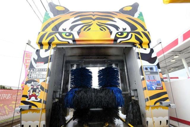虎の洗車機を宮崎で発見！口の中に車が…ド迫力な人気で売り上げアップにも貢献