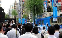 働き方法案採決が先送りされた29日夕方、ＪＲ新橋駅前で連合や野党の街頭演説に耳を傾ける聴衆＝都内