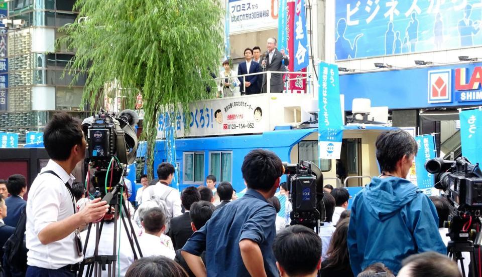 働き方法案採決が先送りされた29日夕方、連合の街頭演説を取材する報道陣＝都内のＪＲ新橋駅前