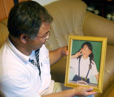 筒塩侑子さんの遺影を手にする父親の勝義さん＝２０１０年８月、岡山県津山市（提供・共同通信社）