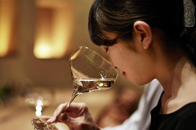 海外老舗メーカー開発の純米酒専用グラス　ボーナスシーズン到来…ご褒美に最適？