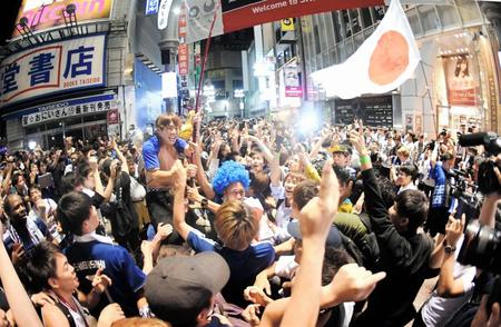 渋谷センター街入り口で盛り上がるサポーター＝渋谷（撮影・棚橋慶太）