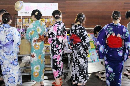 色とりどりの浴衣姿で、真夏の街コンに参加した若い女性たちの後ろ姿＝横浜市内