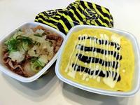 特別テークアウトメニューの「オム豚丼弁当」（右）と「おろし牛丼弁当」