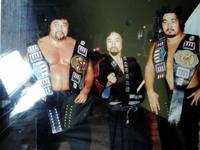 １９７８年、ＮＷＡのベルトを肩に記念撮影した（左から）マサ斎藤さん、タイガー服部さん、ザ・グレート・カブキ（カブキ提供）