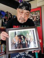 40年前に米国でベルトを奪取したマサ斎藤さんとの写真を手に思い出を語るザ・グレート・カブキ＝都内