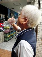 高齢者にはこまめな水分補給が必要だ（写真はイメージ）