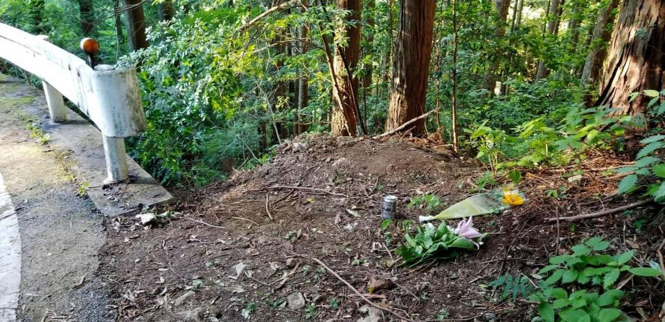 花が手向けられた静岡県藤枝市の遺棄現場。近くにガードレール。車道のすぐ近くだった（撮影・小川泰平）