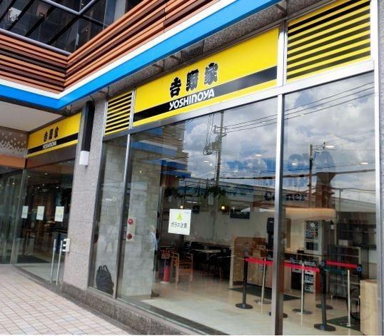 思わず二度見しそう…トラ柄に変貌した吉野家の看板