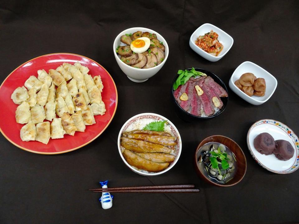 ウナギの代用食として展示された一口餃子や各種丼、土用餅、しじみ汁、梅干し、キムチ＝都内