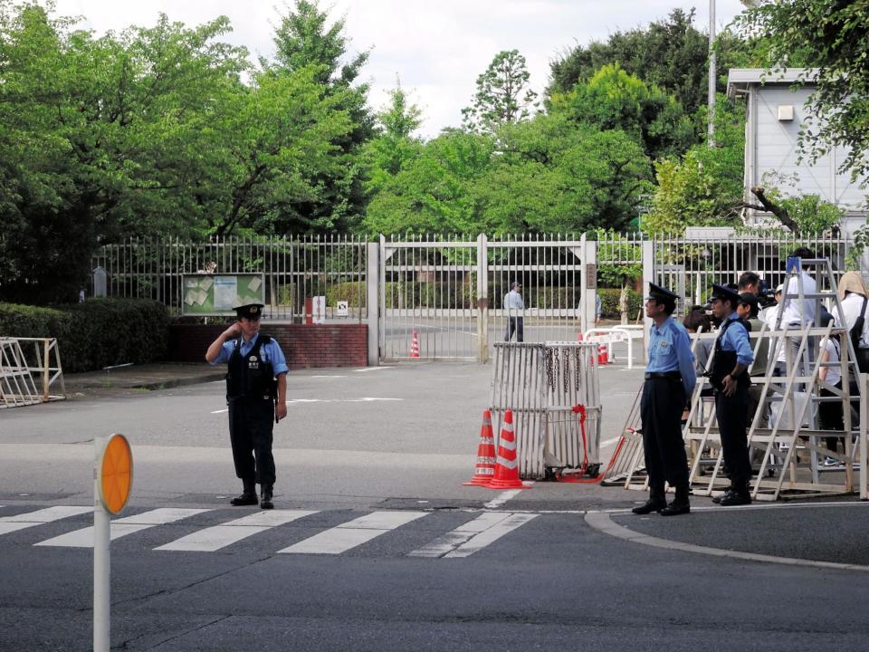正門前で警備に当たる警察官。遺体の行方を注視する報道陣が詰めかけた＝８日、都内の東京拘置所