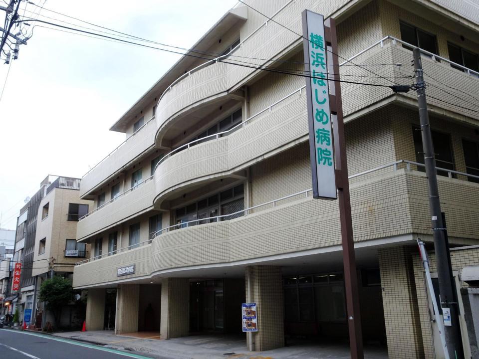 16年に連続中毒死事件が起きた病院の外観。この４階で事件までの２か月間に48人が死亡した＝横浜市内