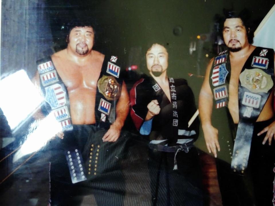 １９７８年、ＮＷＡのベルトを肩に記念撮影した（左から）マサ斎藤さん、タイガー服部さん、ザ・グレート・カブキ（カブキ提供）