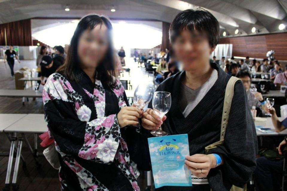 街コンで出会い、婚約中の年の差カップル。８月の結婚を前に浴衣姿で日本酒で乾杯＝横浜市内