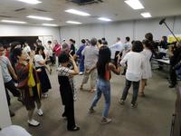 本番前の練習会で河内音頭のステップを学ぶ参加者ら＝東京・錦糸町