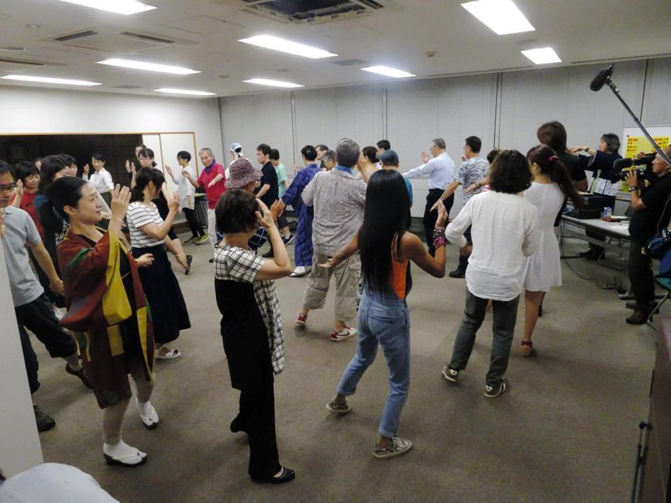 本番前の練習会で河内音頭のステップを学ぶ参加者ら＝東京・錦糸町