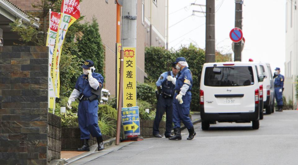 高齢者施設の現場検証に入る警視庁の捜査員＝２２日、東京都町田市（提供・共同通信社）