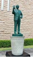 ミュージアム前にある安藤百福氏の銅像。台座はカップヌードル型で右手にはチキンラーメン