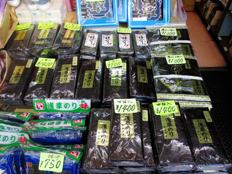 海苔問屋「いせ勘」の店頭には今も「浅草のり」が数多く並んでいる