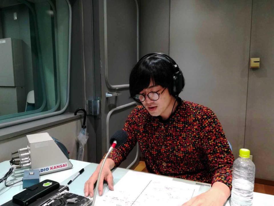 　ラジオ番組収録中の“事故物件住みます芸人”松原タニシ（提供・ラジオ関西）