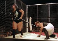1990年11月14日、横浜文化体育館で金網リングの中、死闘を繰り広げたブル中野（左）とアジャ・コング