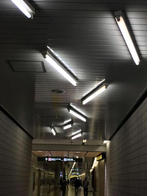何じゃこりゃ！？地下鉄の不思議な蛍光灯が話題 　正体は？
