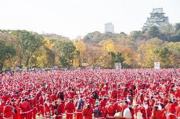 サンタクロースの集団が大阪城公園を真っ赤に染める