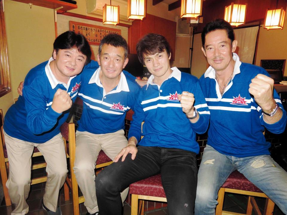 川浜高校のユニホームで同窓会トークを行った（左から）高野浩和氏、宮田恭男氏、松村雄基、山下真司（16年撮影）