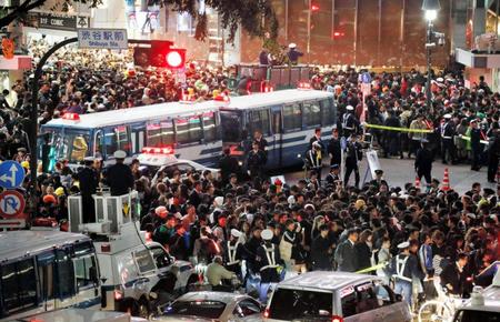 ハロウィンの夜、ごった返す渋谷駅前。警察官だけでなく、防犯カメラも“目”を光らせている（共同）