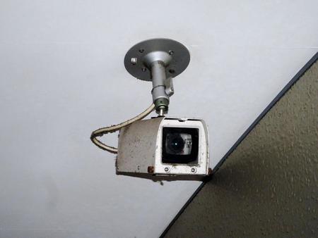 商業施設ビルに設置された防犯カメラ。24時間体制で“目”を光らせている＝東京・渋谷