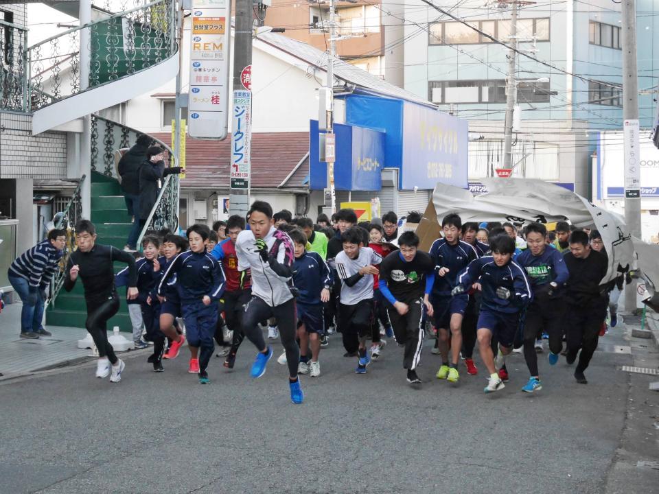 「ゑびす男選び＠阪大坂」で疾走する参加者たち