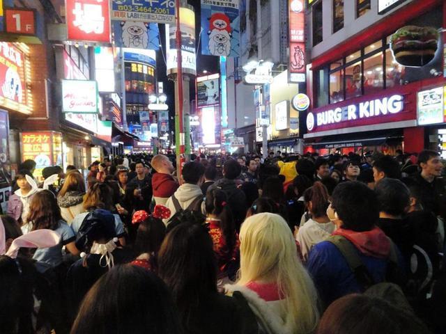 ハロウィン当日の渋谷センター街。牛歩でしか前に進めないほどの人ごみだった