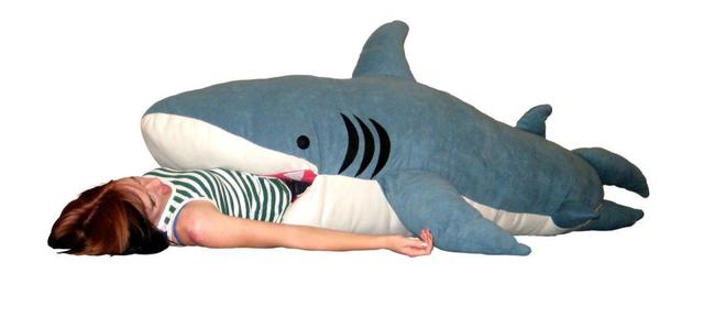 イケアのサメじゃ物足りない！がっつり大人が食べられちゃう巨大寝袋が話題