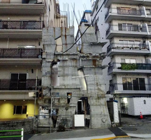 不思議なビル…東京・三田で建築中の「蟻鱒鳶ル」に込められた１・17神戸の記憶
