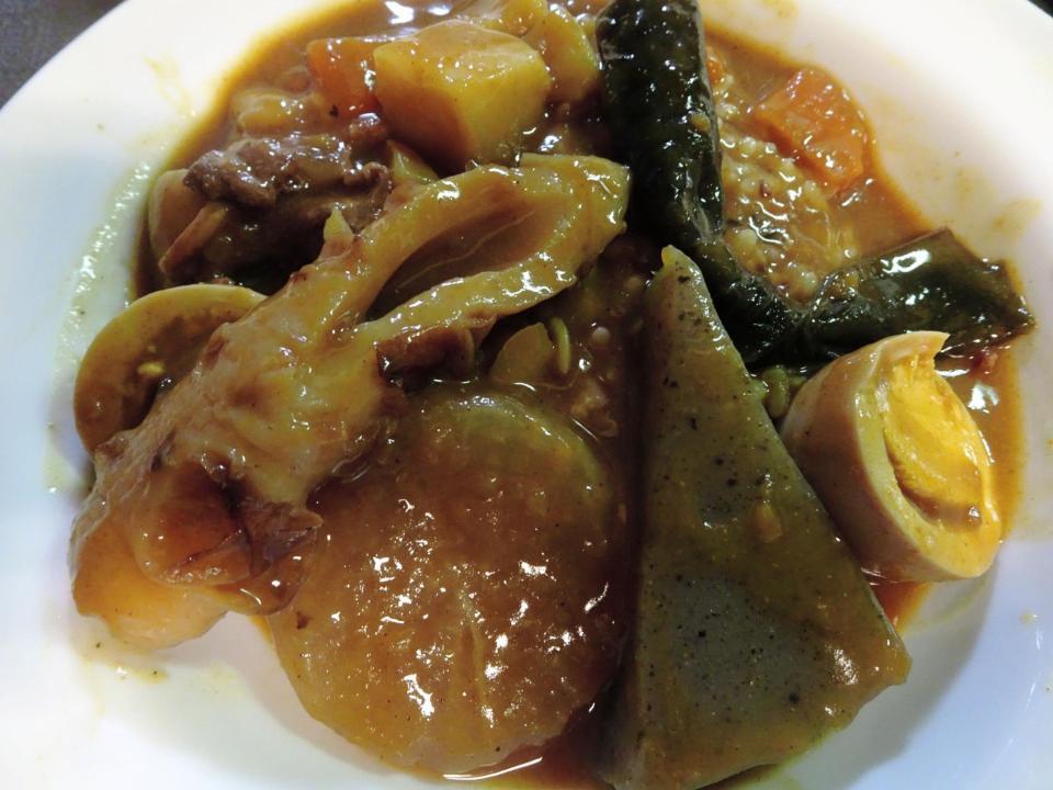 簡単に作れる「おでんカレー」。具は（手前左から）ちくわ、大根、こんにゃく、卵。右奥に昆布巻