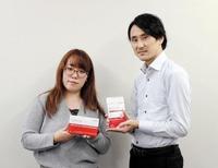商品を手にする日本予防医薬マーケティング部の（左から）中島さんと吉川さん