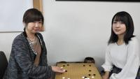 関西棋院の西山静佳初段（左）と出口万里子初段