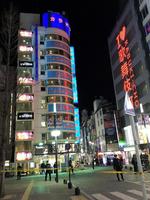 21日夜、発砲事件のあったカラオケ店（左）午前０時を過ぎても規制線が貼られたまま、捜査は続いた