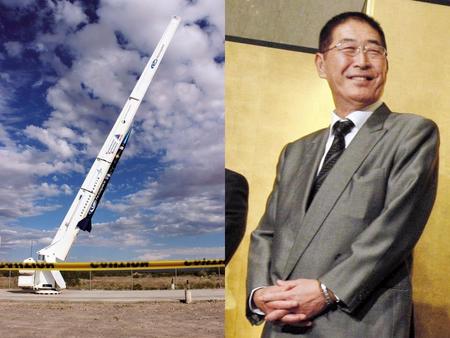 　遺灰を積んで打ち上げられるロケット（左、提供・銀河ステーション）、宇宙葬を行う富田勝氏（右）