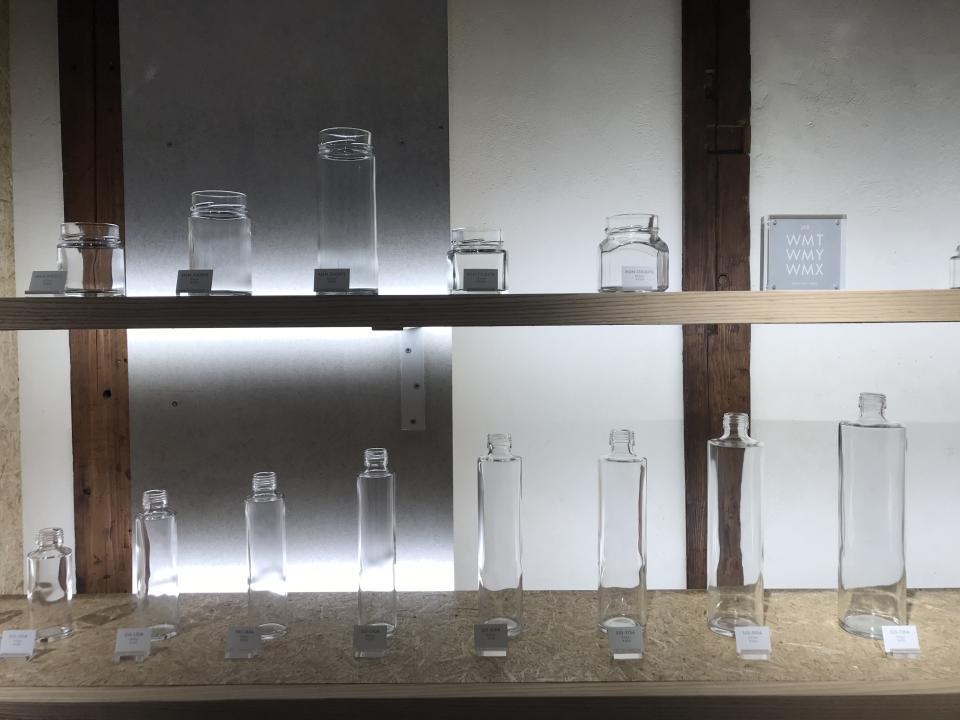 整然と並ぶガラス瓶