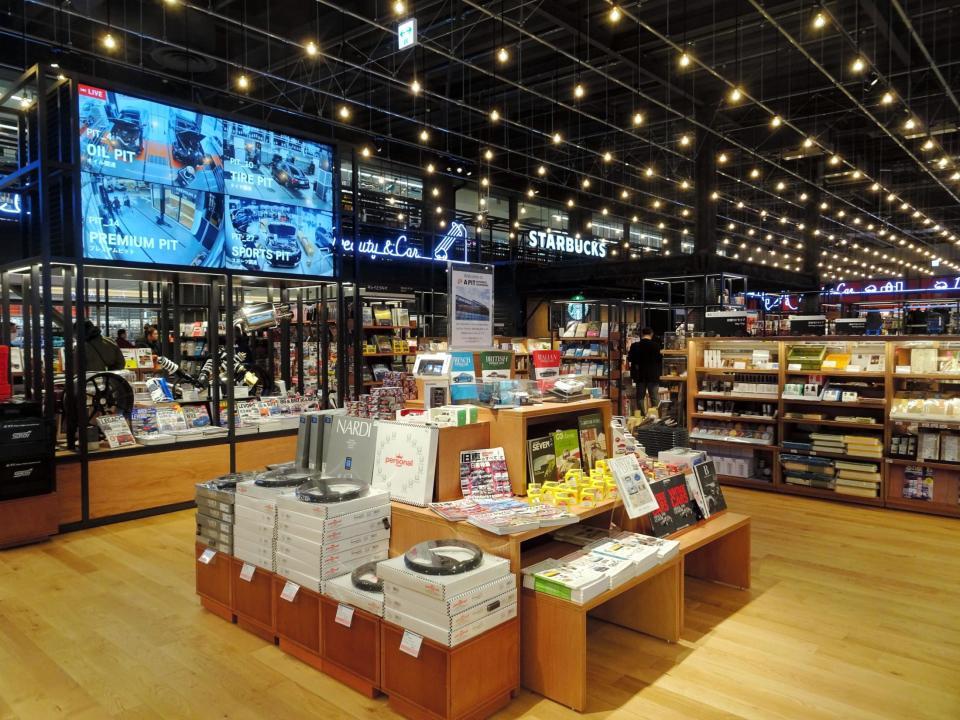 本や雑誌が並ぶ「Ａ　ＰＩＴ　ＡＵＴＯＢＡＣＳ　ＳＨＩＮＯＮＯＭＥ」の店内＝東京・東雲